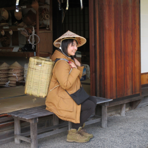 Being a villager wearing the hinokigasa (cypress hat). This hat's artisan techniques have been passed down for 300 years.